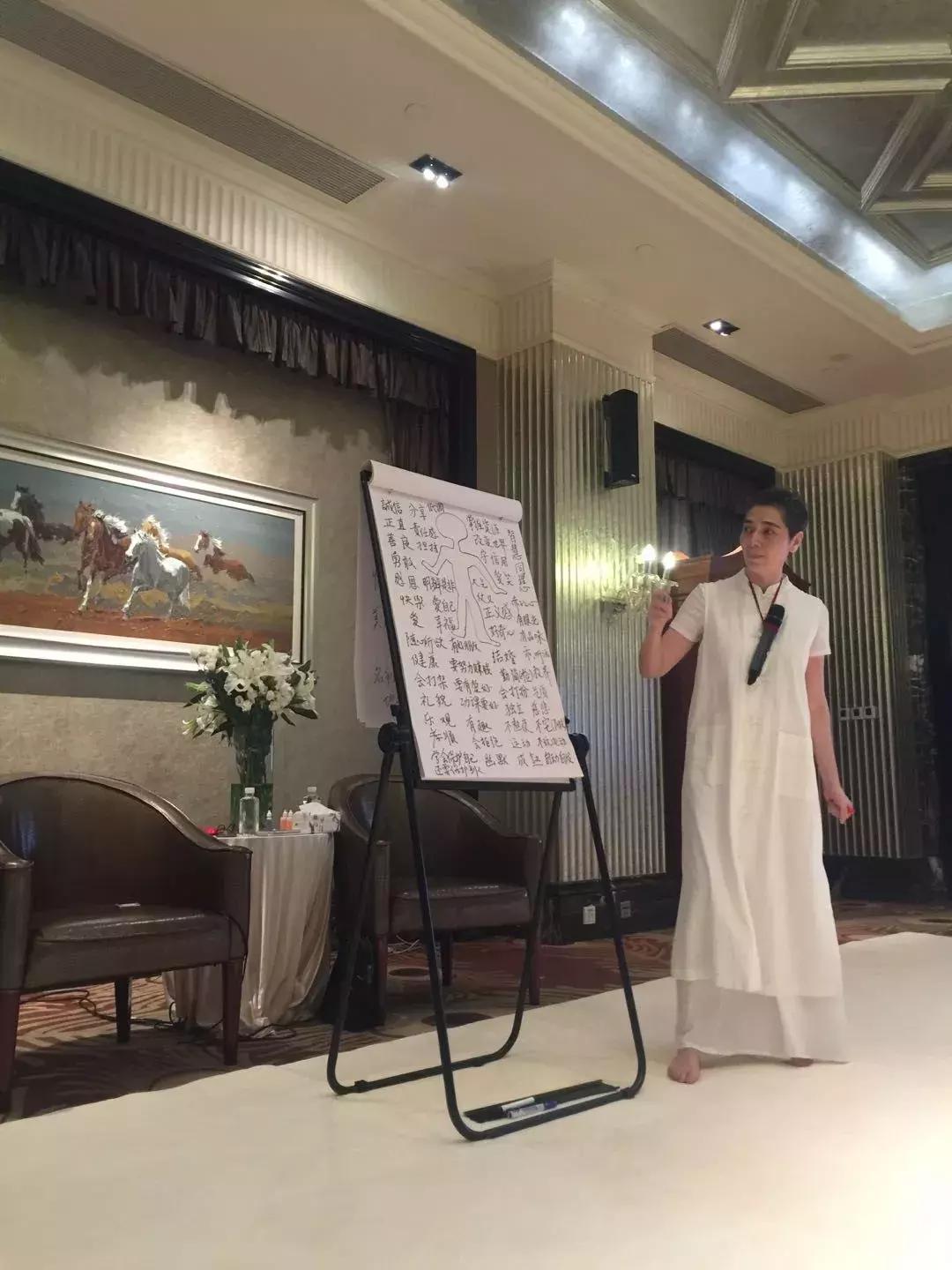 张德芬最新演讲揭秘，家的温暖与友情的纽带力量