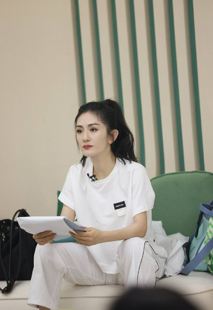 谢娜最新美图曝光，小红书分享魅力时刻，光彩照人！